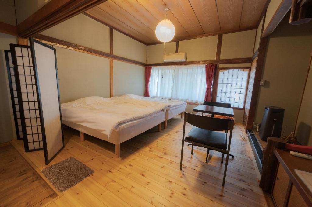 Postel nebo postele na pokoji v ubytování Shibu Onsen Koishiya Ryokan