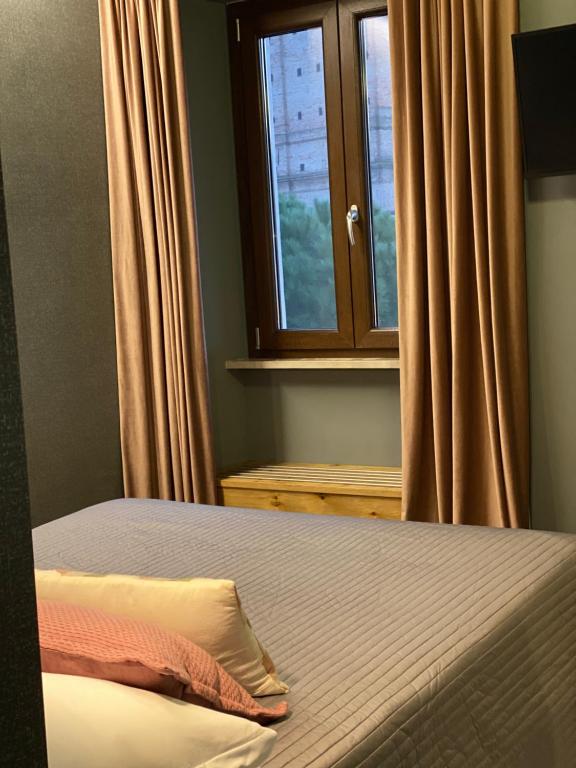 Łóżko lub łóżka w pokoju w obiekcie La Taverna Antica Rooms