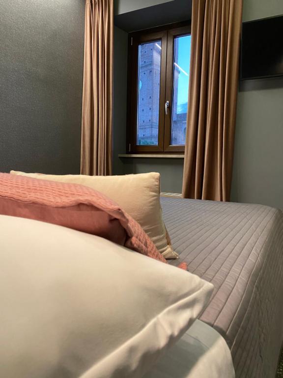 Łóżko lub łóżka w pokoju w obiekcie La Taverna Antica Rooms