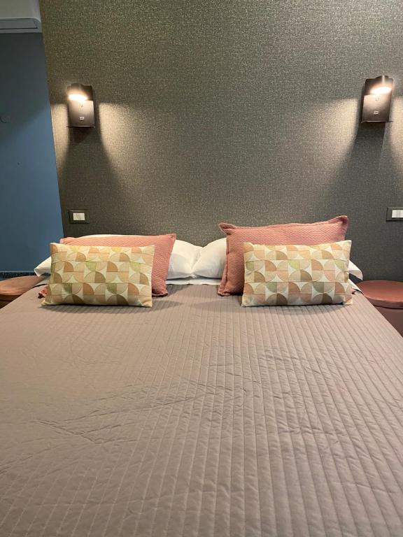 Łóżko lub łóżka w pokoju w obiekcie La Taverna Antica Rooms