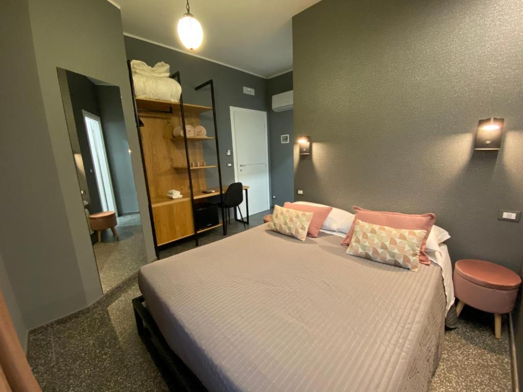 Łóżko lub łóżka w pokoju w obiekcie La Taverna Antica Rooms
