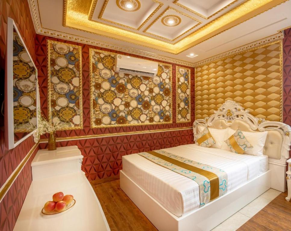 a bedroom with a bed in a room with a ceiling at KEN 2 HOTEL in Ho Chi Minh City