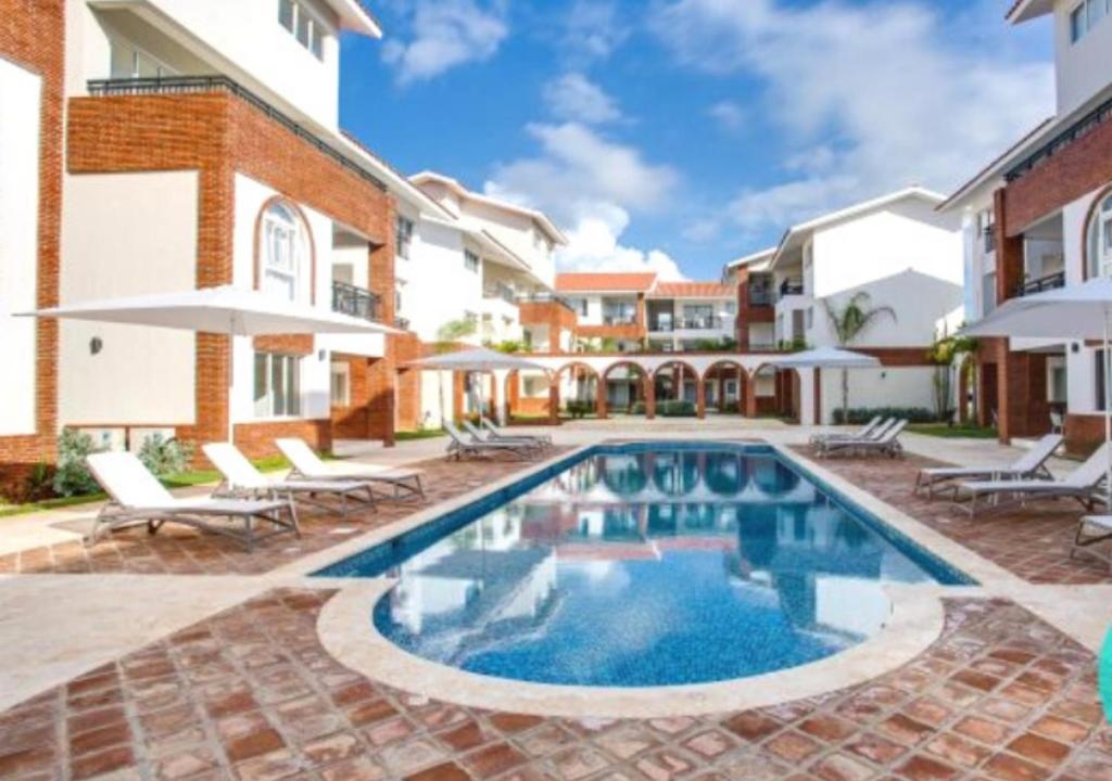 蓬塔卡納的住宿－Apartamento Deluxe para Parejas en Punta Cana，一座房子里游泳池的形象