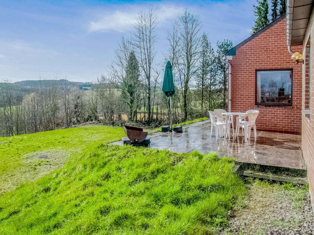 A garden outside Rural holiday home in Roy with panoramic views