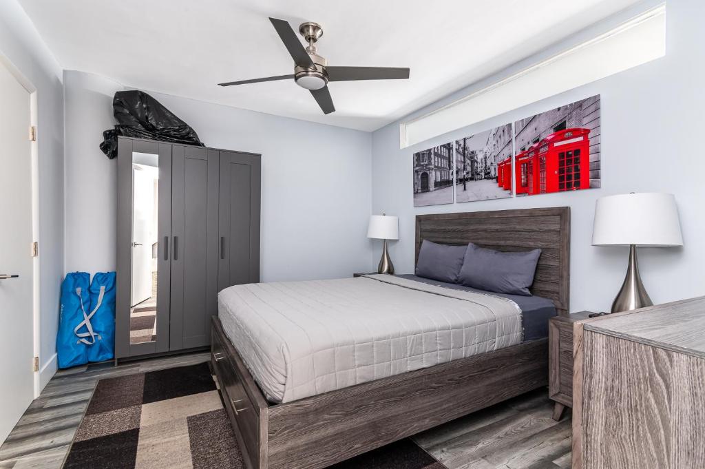 um quarto com uma cama e uma ventoinha de tecto em AMAZING 2BR 2BA NEWLY RENO BEACHFRONT APT W/BEACH VIEW em Hollywood