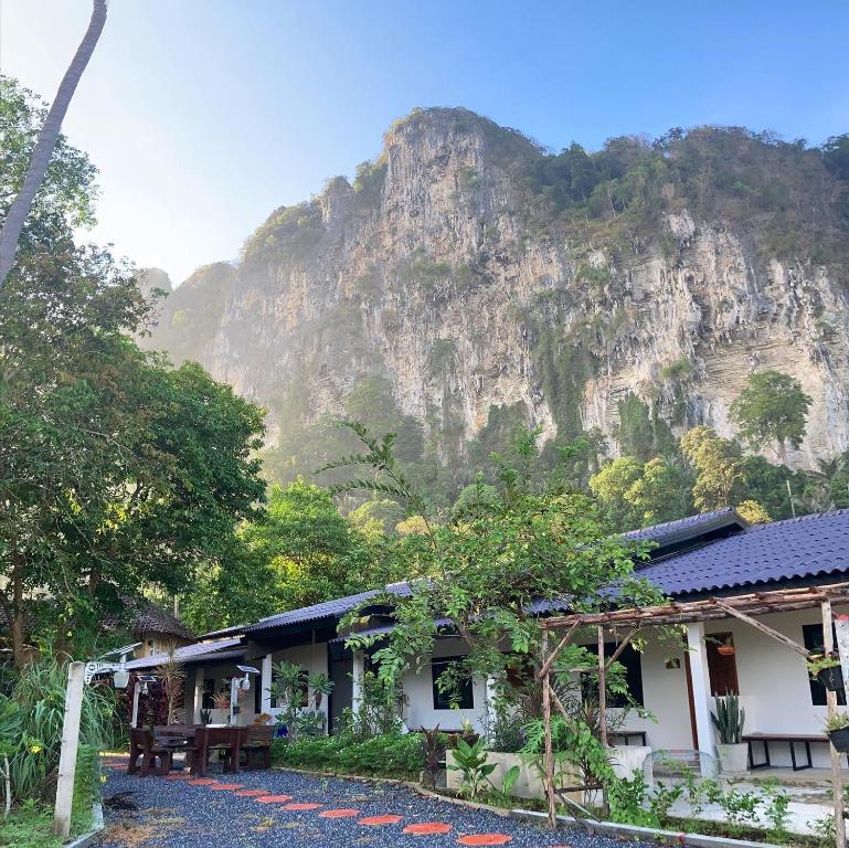 un edificio con una montaña en el fondo en Simple House Ao Nang - B&B en Krabi