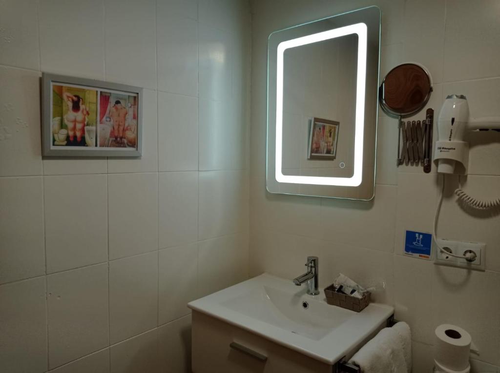 A bathroom at Pensión Úbeda