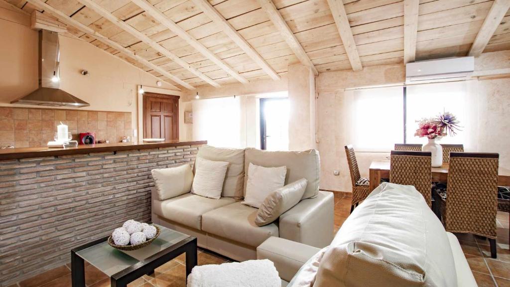 sala de estar con sofá y mesa en Atico con vistas en Albentosa La Torre, en Albentosa
