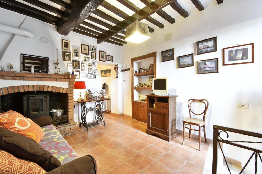 een woonkamer met een bank en een open haard bij One bedroom apartement with wifi at Roccastrada in Roccastrada