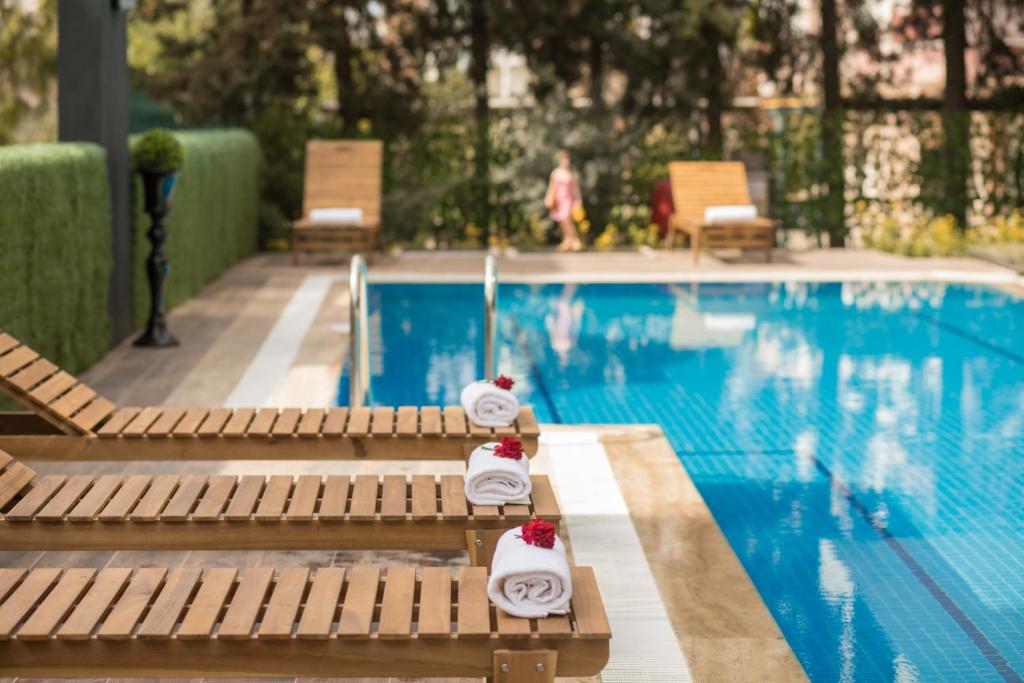 Bazén v ubytování Elanis Suites nebo v jeho okolí