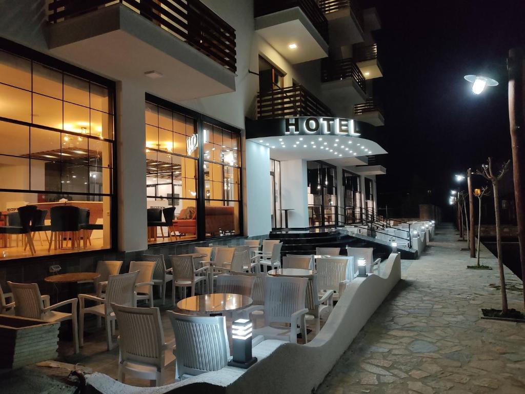 restauracja z krzesłami i stołami oraz hotel w obiekcie Grand Hotel Pogradec w mieście Pogradec