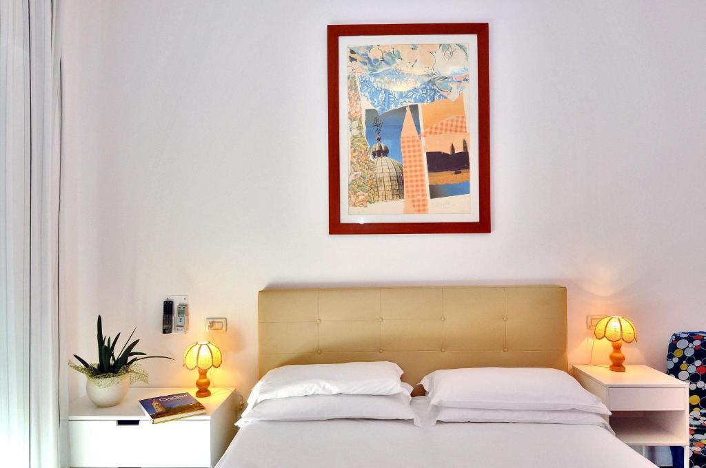 Postel nebo postele na pokoji v ubytování Hotel Nederland
