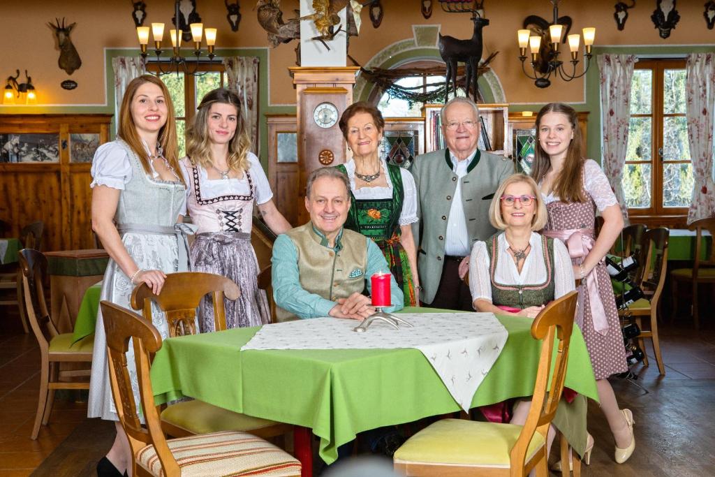 un grupo de personas de pie alrededor de una mesa en una habitación en Zum Fally - Landgasthof, en Kirchberg am Wechsel