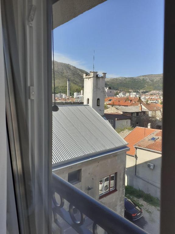 Nespecifikovaný výhled na hory nebo výhled na hory při pohledu z hotelu