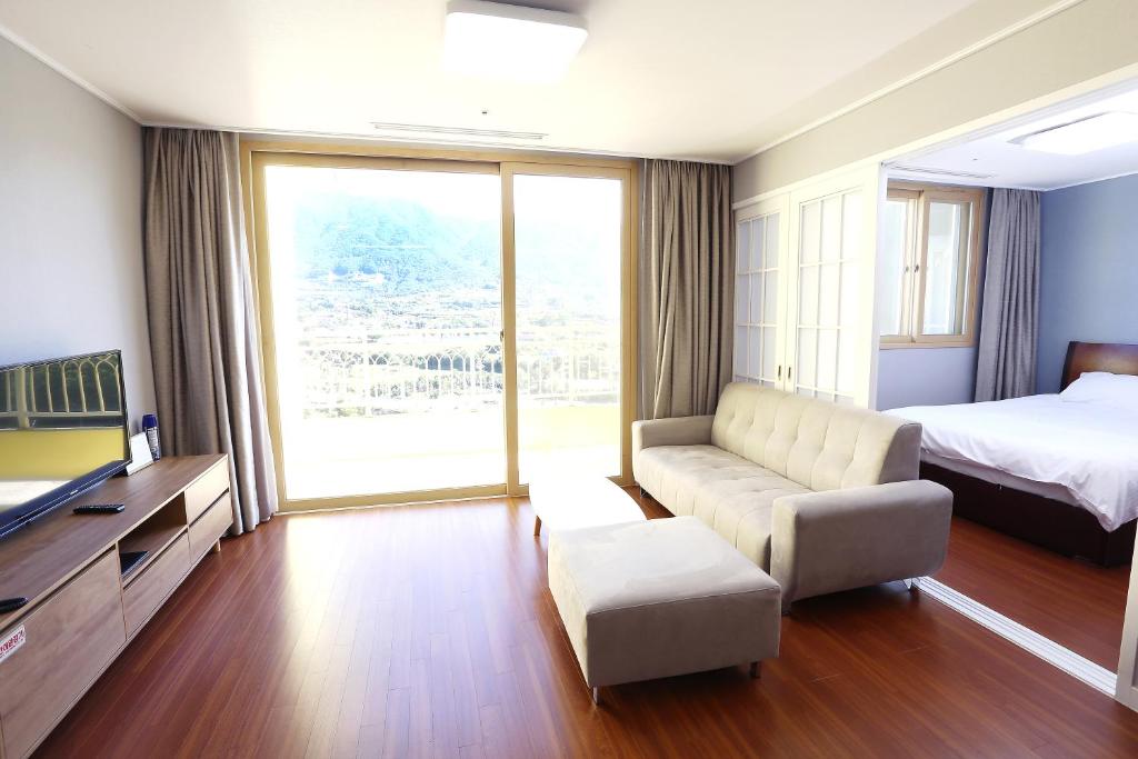 TV a/nebo společenská místnost v ubytování The K Jirisan Family Hotel