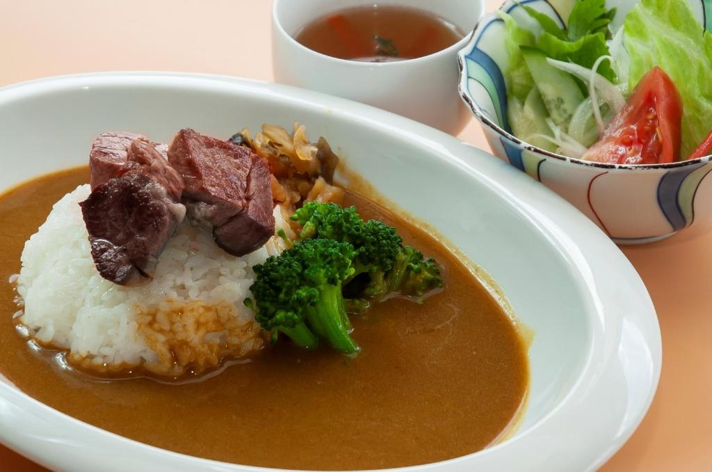 ホテルの敷地内または近くでの食事または食べ物