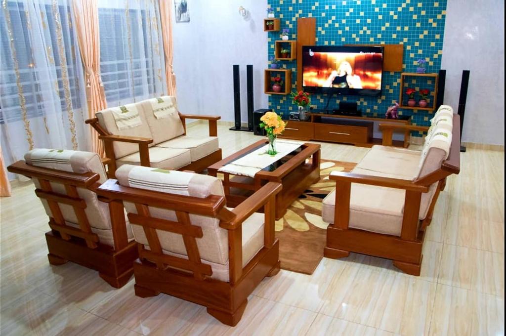 Sala de estar con 3 sillas y TV en ODG Cotonou - Résidences Océan De Grâce, en Cotonou