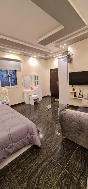 um quarto com uma cama e uma sala de estar em Al Moltaqua Chalet em Taif