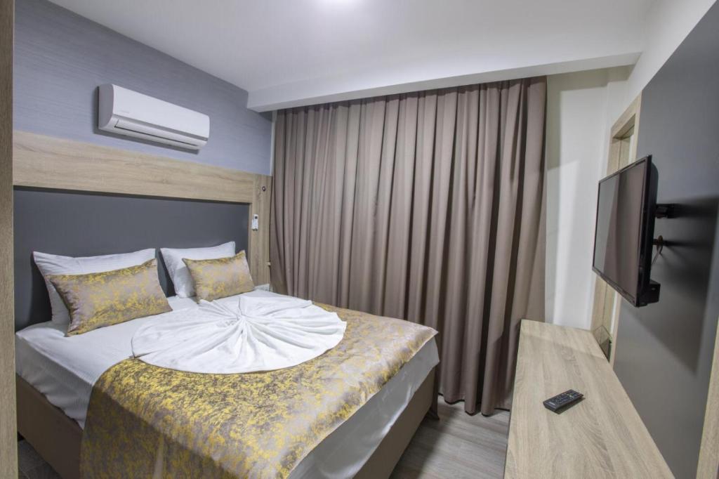 Postel nebo postele na pokoji v ubytování Elanis Suites