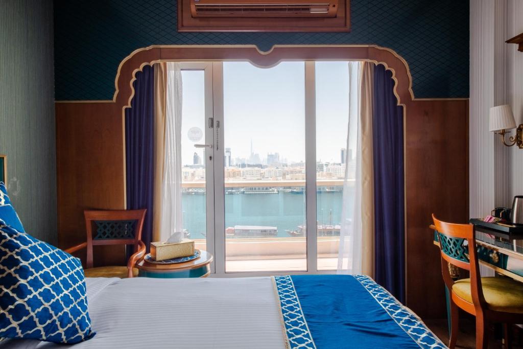 Postel nebo postele na pokoji v ubytování Riviera Hotel