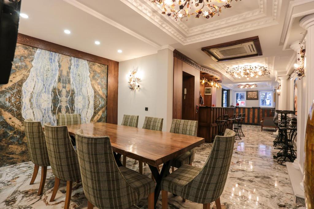 - une salle à manger avec une table et des chaises en bois dans l'établissement Arach Hotel Harbiye, à Istanbul