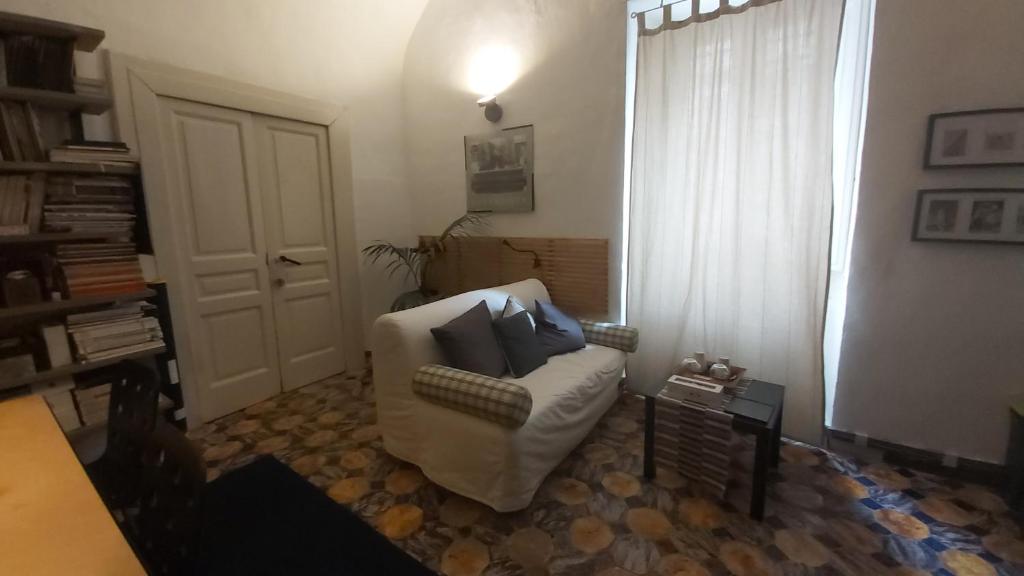 sala de estar con silla blanca y ventana en Room in Villa - dimora aganoor business suite, en Cava deʼ Tirreni