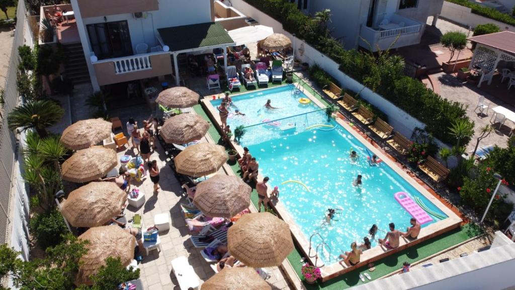 una vista sulla piscina con persone e ombrelloni di Maison Rinaldi SrL a Bari
