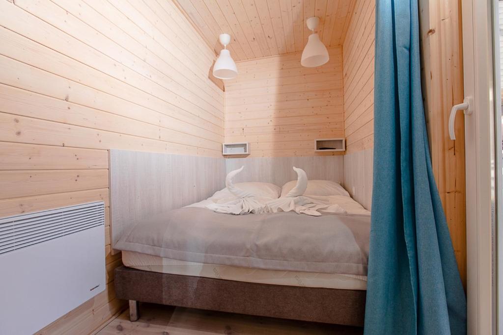 Postel nebo postele na pokoji v ubytování OŚRODEK KOLONIJNO WCZASOWY MEWA - przy plaży z basenem z podgrzewaną wodą i mini SPA