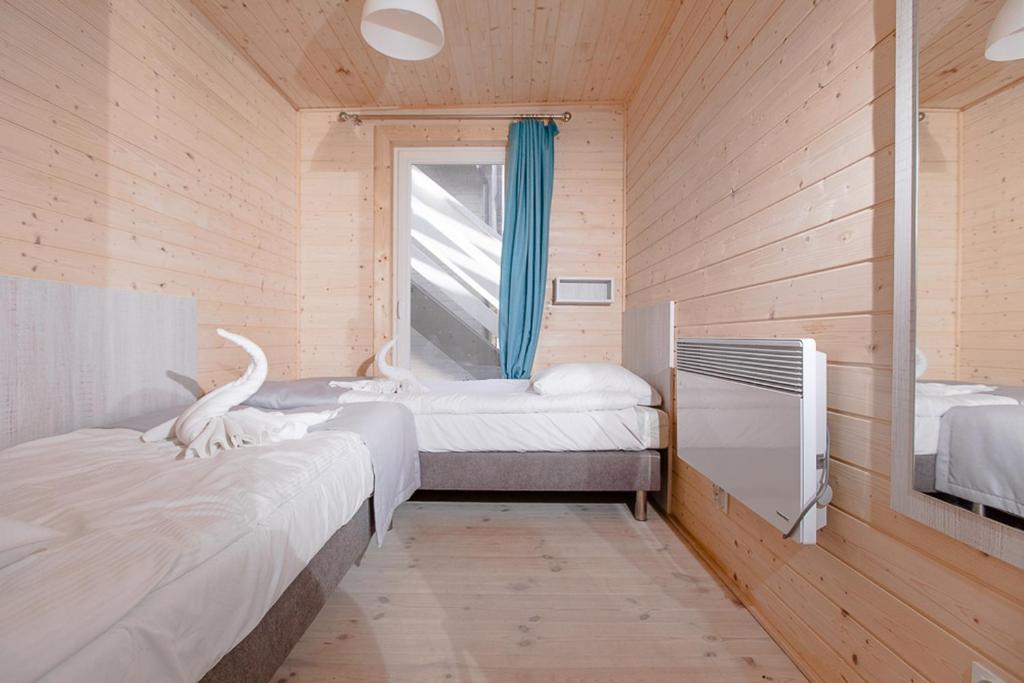 Postel nebo postele na pokoji v ubytování OŚRODEK KOLONIJNO WCZASOWY MEWA - przy plaży z basenem z podgrzewaną wodą i mini SPA
