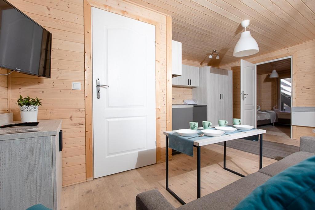 Kuchyň nebo kuchyňský kout v ubytování OŚRODEK KOLONIJNO WCZASOWY MEWA - przy plaży z basenem z podgrzewaną wodą i mini SPA
