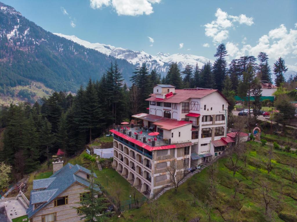 Gallery image of Hotel Snowcrests Manor in Manāli