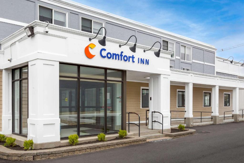 a confident inn sign on the front of a building at Comfort Inn Hyannis - Cape Cod in Hyannis