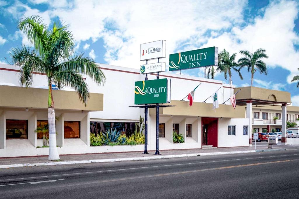 a sign for a hotel on the side of a street at Quality Inn Ciudad Obregon in Ciudad Obregón