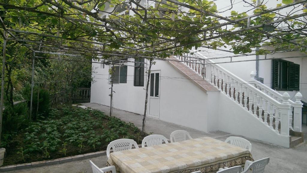 Balkón nebo terasa v ubytování Guesthouse Sinani