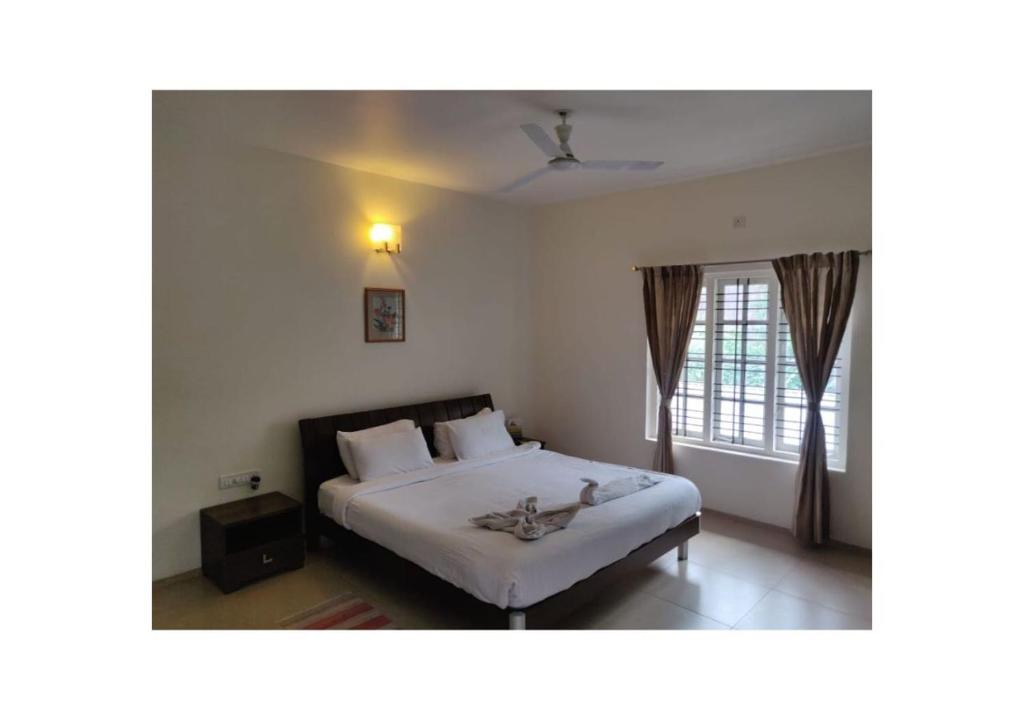 Postel nebo postele na pokoji v ubytování Stays 42 - Oleander Suites Coorg