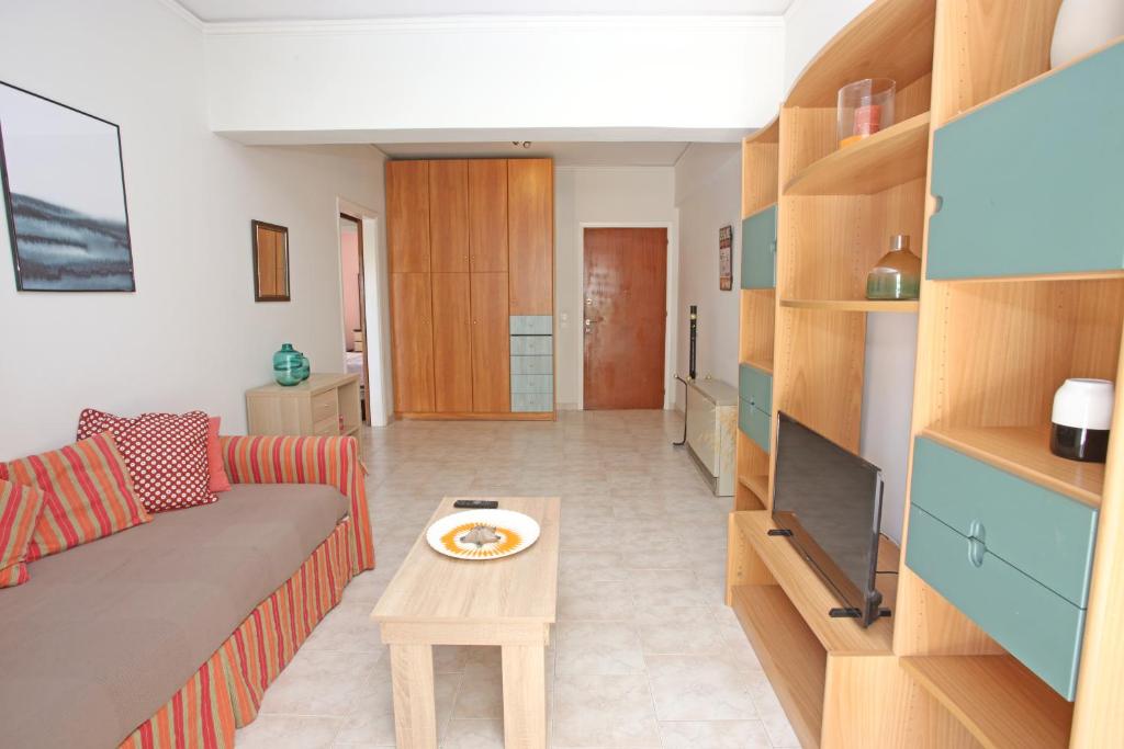 Televízia a/alebo spoločenská miestnosť v ubytovaní Apartment near the beach and the Athens airport , Artemida