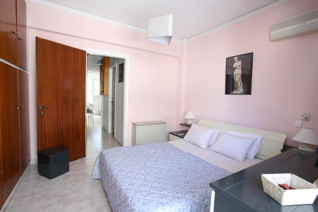 Posteľ alebo postele v izbe v ubytovaní Apartment near the beach and the Athens airport , Artemida