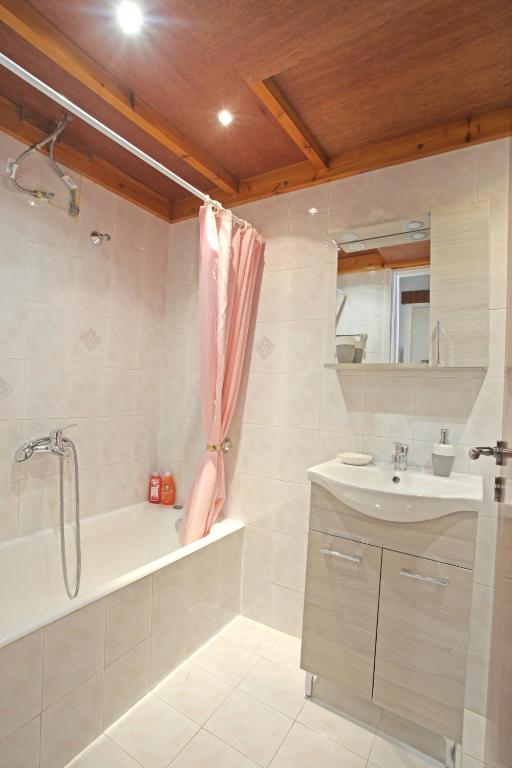Kúpeľňa v ubytovaní Apartment near the beach and the Athens airport , Artemida