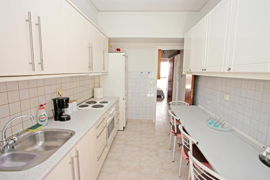 Kuchyňa alebo kuchynka v ubytovaní Apartment near the beach and the Athens airport , Artemida