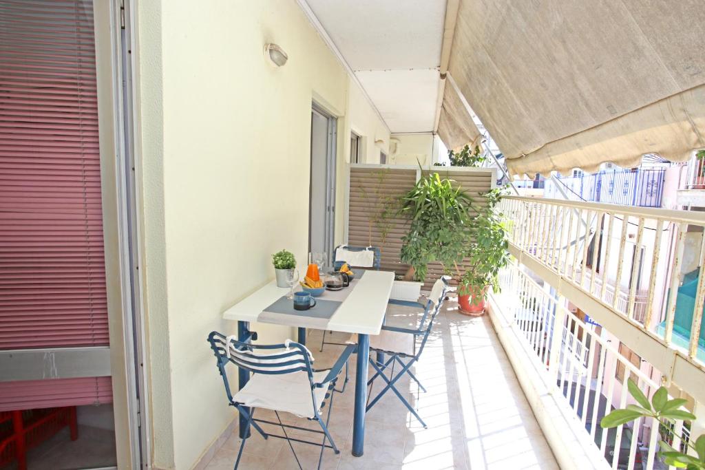 Balkón alebo terasa v ubytovaní Apartment near the beach and the Athens airport , Artemida