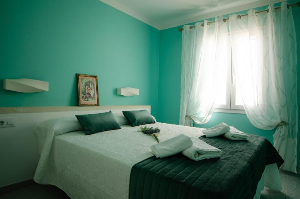 Tempat tidur dalam kamar di VILLA ANA ARENAL D'en CASTELL