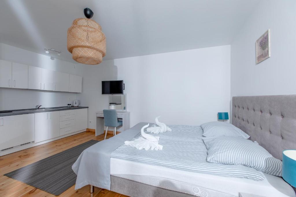 Postel nebo postele na pokoji v ubytování OŚRODEK KOLONIJNO WCZASOWY MEWA - przy plaży z basenem z podgrzewaną wodą i mini SPA
