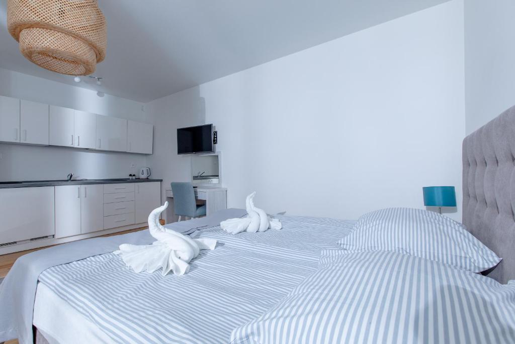 Postel nebo postele na pokoji v ubytování OŚRODEK KOLONIJNO WCZASOWY MEWA - przy plaży z basenem z podgrzewaną wodą i mini SPA