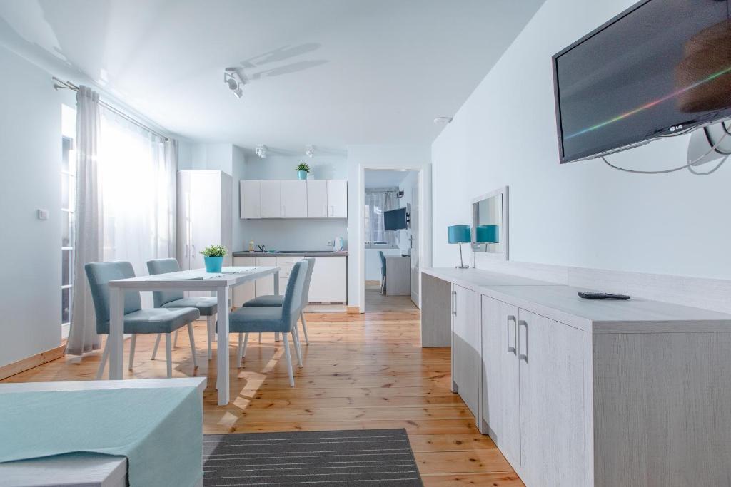 Kuchyň nebo kuchyňský kout v ubytování OŚRODEK KOLONIJNO WCZASOWY MEWA - przy plaży z basenem z podgrzewaną wodą i mini SPA