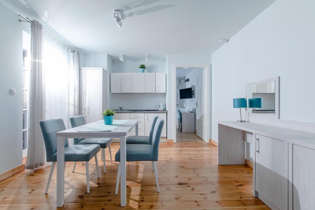 Kuchyň nebo kuchyňský kout v ubytování OŚRODEK KOLONIJNO WCZASOWY MEWA - przy plaży z basenem z podgrzewaną wodą i mini SPA