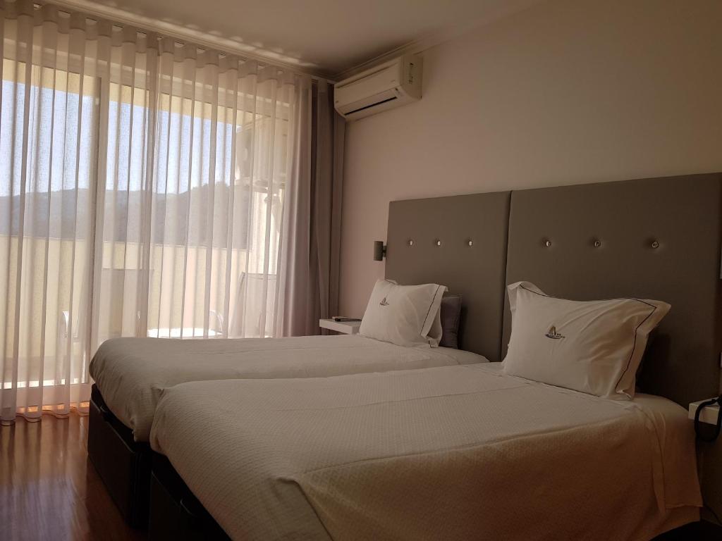 Postel nebo postele na pokoji v ubytování Hotel Lagoa Azul do Geres