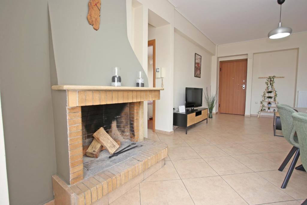 Telewizja i/lub zestaw kina domowego w obiekcie Apartment near the Athens Airport, Spata