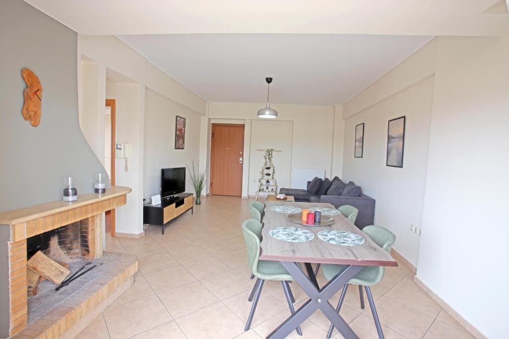 Telewizja i/lub zestaw kina domowego w obiekcie Apartment near the Athens Airport, Spata