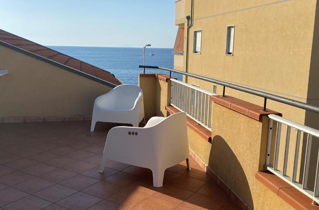 balcón con vistas al océano en Carolina Apartments - Mansarda, en Capo dʼOrlando