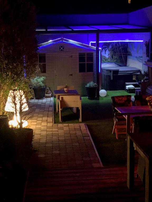 a backyard lit up at night with purple lights at Casa Chico in Blankenberge